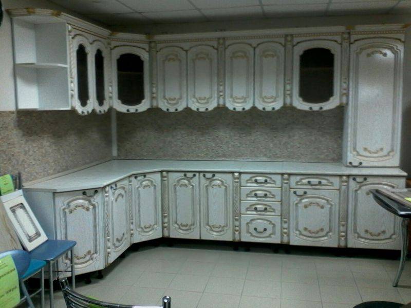 угловая кухня в классическом стиле в Комсомольск-на-Амуре